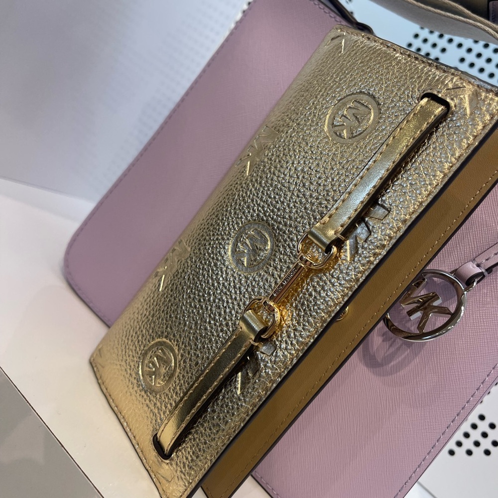 MICHAEL KORS Carson Lg Metallic Logo Debossed Snap Bifold Wallet
Pale Gold
NWT - Picture 5 of 16